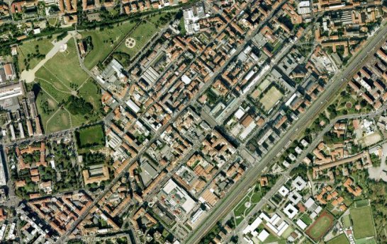 Milano da satellite.
  Casa mia &egrave; qui dentro.
